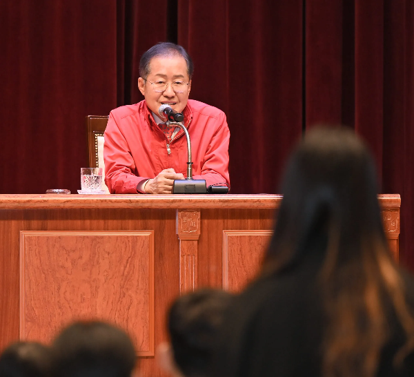 지도부 책임론은 대통령이 직접 만든 체제 때문 아닙니까? 대통령 직할 비대위 아닌가요?