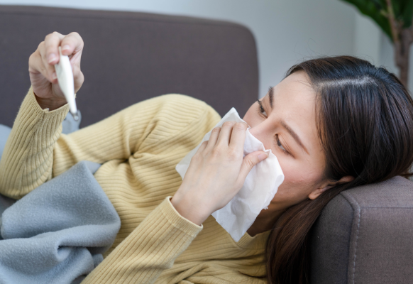 열을 치크하고 있는 여성