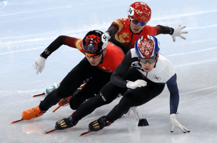 쇼트트랙-경기장면-중국선수-반칙모습