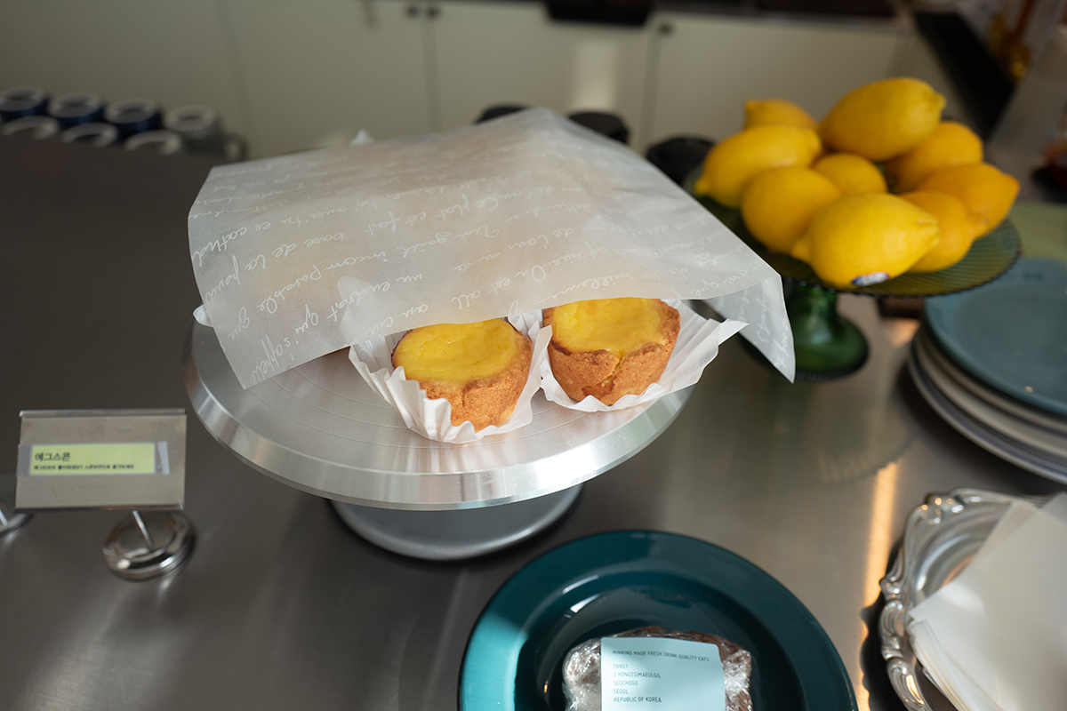 라이카 Q의 선명한 색감 표현이 돋보이는 사진. 노란색 포인트 컬러가 강조된 피사체와 부드러운 배경 흐림 처리