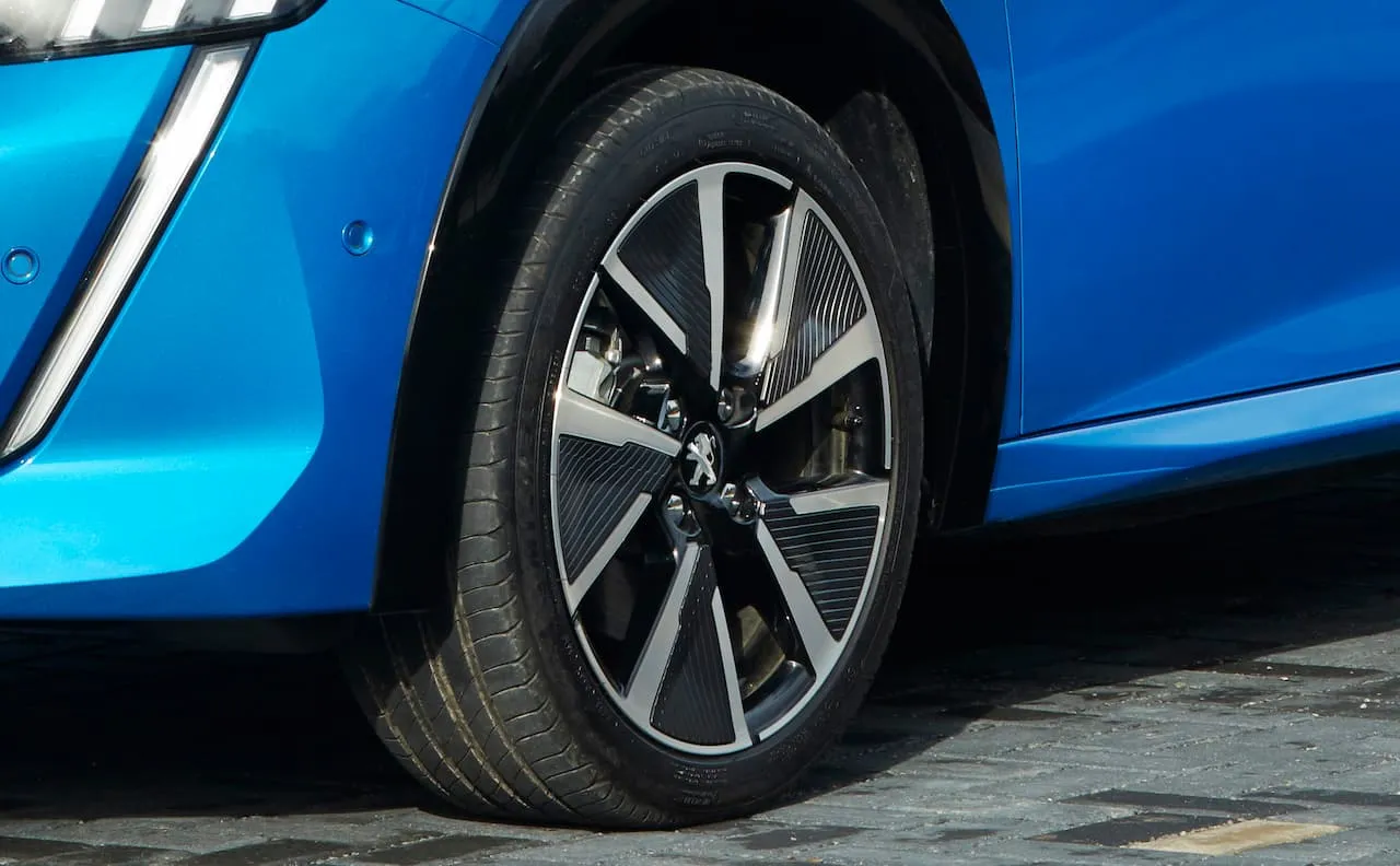 푸조 e-208 새로운 타이어