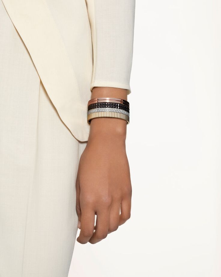 부쉐론 콰트로 클래식 링의 네 가지 층(클루 드 파리, 다이아몬드, 그로그랭, 더블 고드롱) 상세 접사 이미지