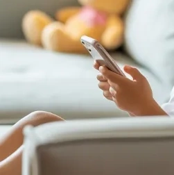 아이 스마트폰 중독 이미지