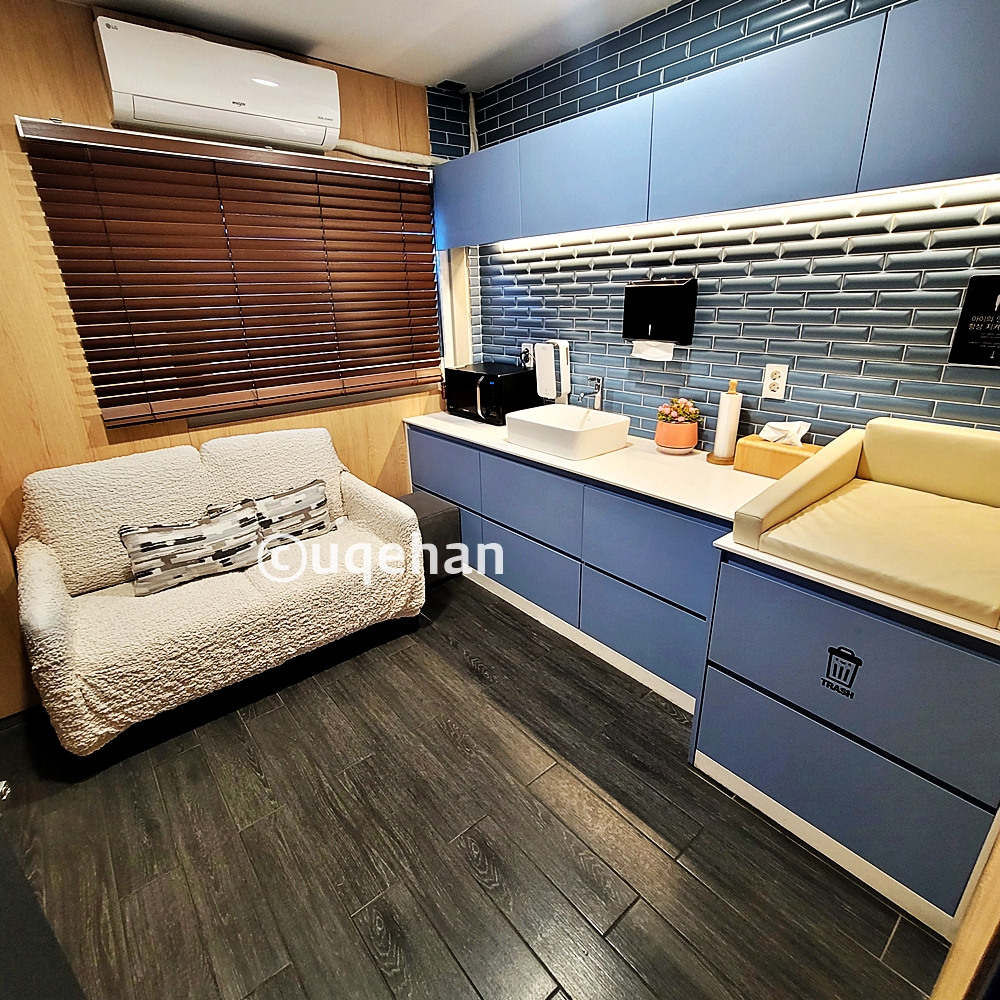 양주밀곳의 수유실 사진이다. 소파가 있고, 전자렌지가 있다. 세면대도 있고 핸드타월도 구비되어 있다. 아기 기저귀 갈이대도 설치되어 있다.