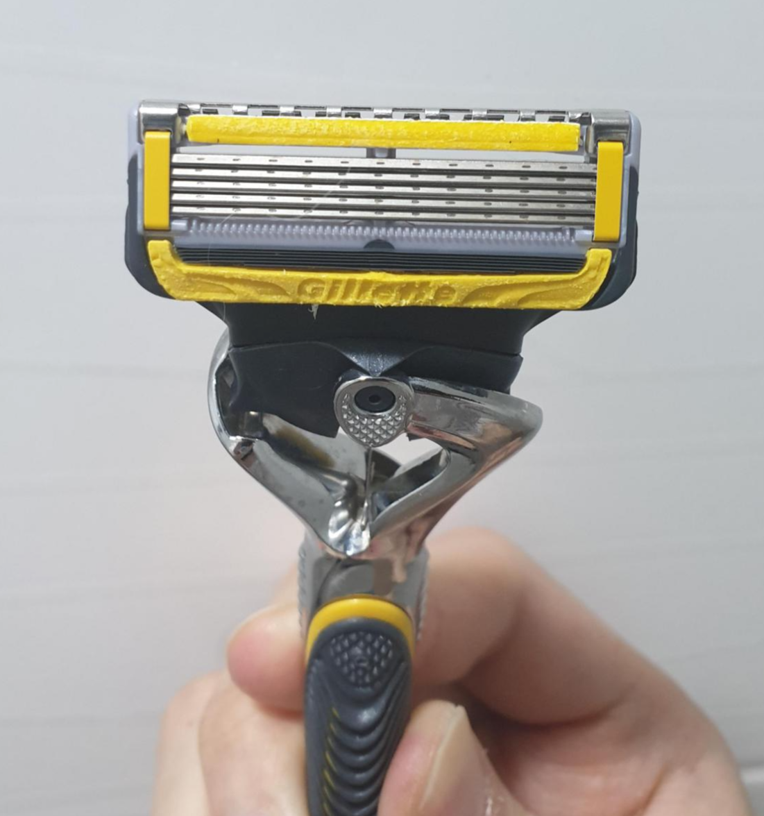 질레트 프로쉴드 옐로우 면도날 확대사진