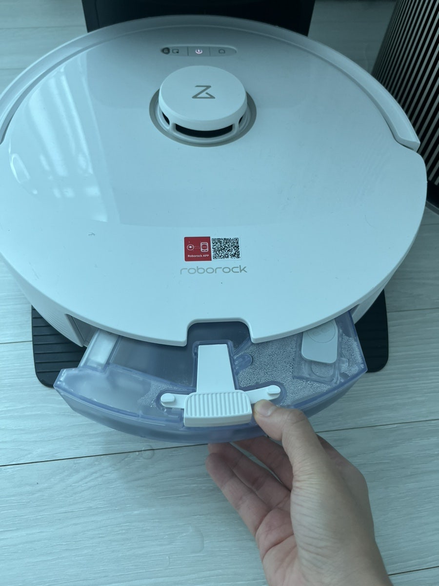 로보락 물걸레 사용을 위한 과정을 나타내는 사진