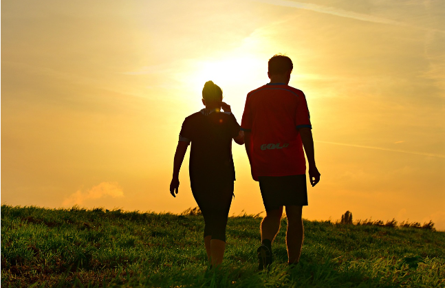 석양 아래 나란히 걷는 중년 부부의 뒷모습, 일상 속 건강을 지키는 걷기 습관을 표현한 장면