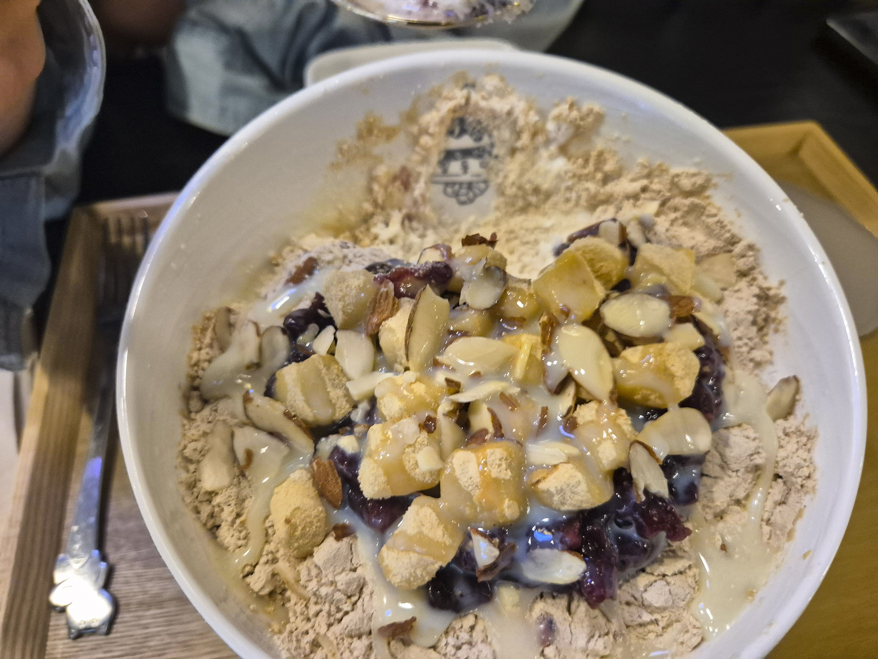 고명과 연유 등이 듬뿍 올라간 팥인절미빙수