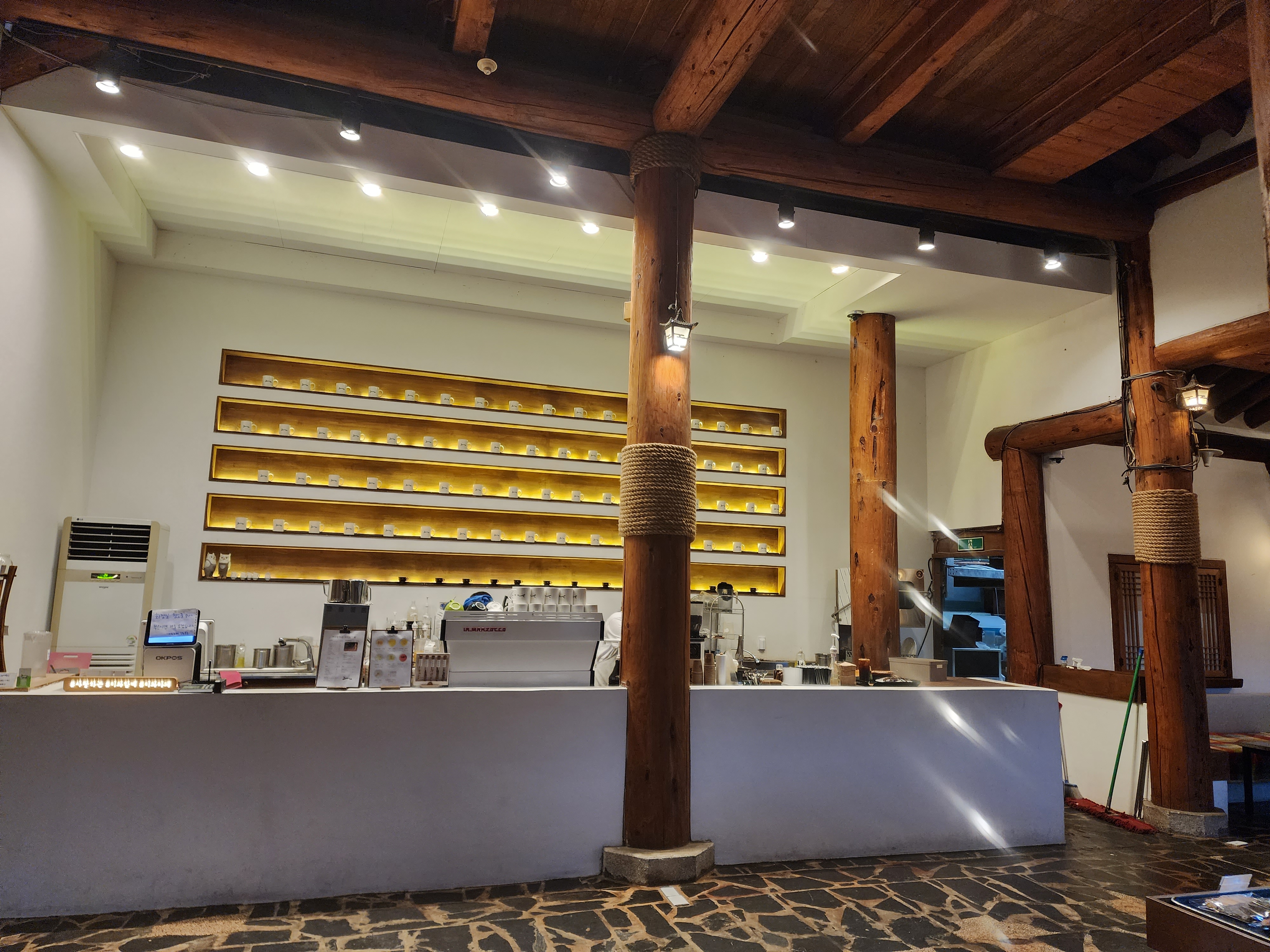 이와 카페 카운터