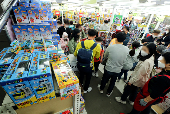 어린이날을 앞두고 서울 종로구 창신구 문구&middot;완구거리를 찾은 어린이들이 부모님과 함께 선물을 고르고 있다. [사진=뉴시스]