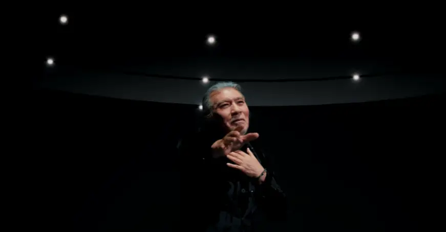 나훈아-
검은배경 점으로 보이는 흰조명 미소진 얼굴로 노래하는 나훈아 얼국과 앞으로 쭉 뻗은 오른손