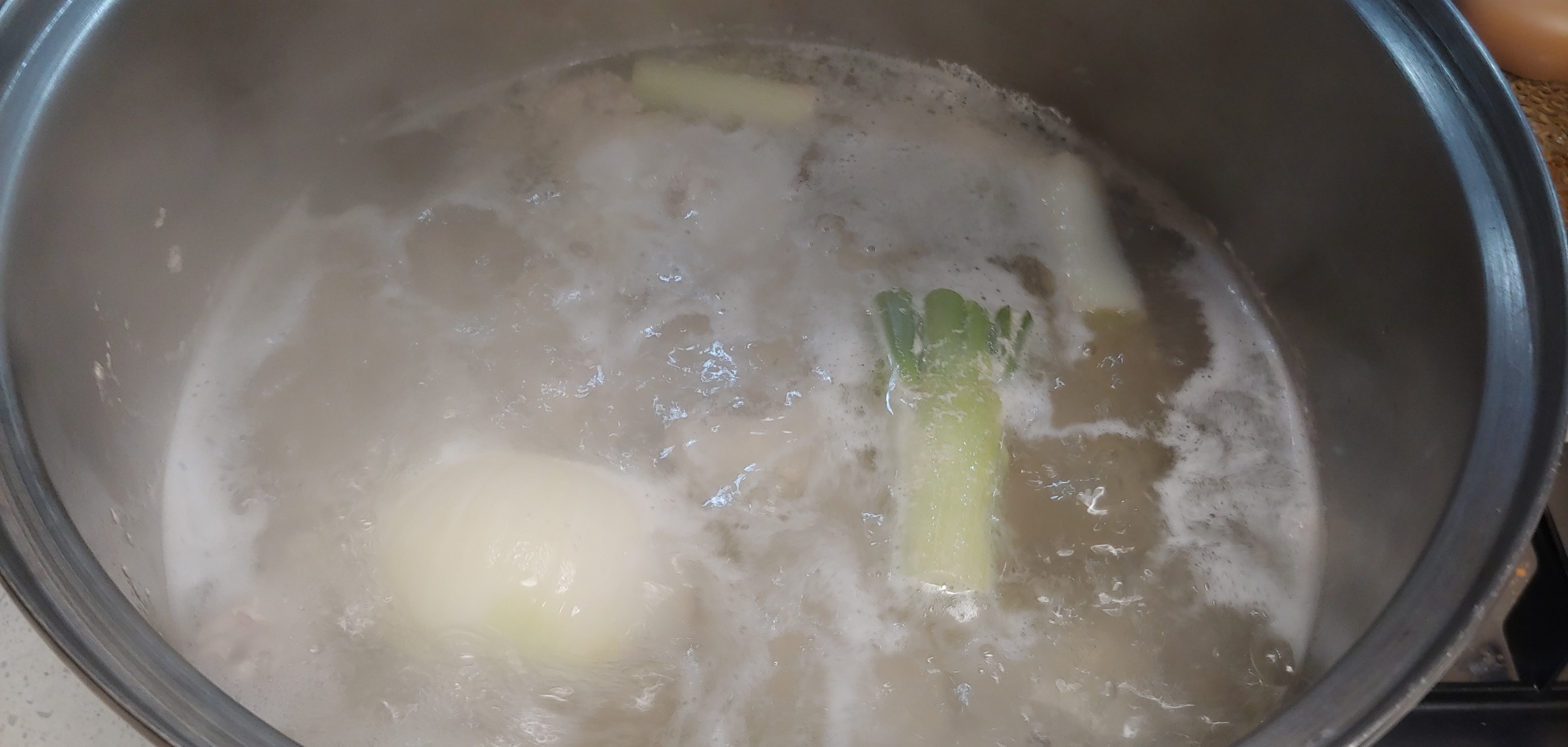 이대로 중불에서 50분간 끓여줍니다.