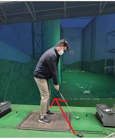 몸 앞쪽에서 찍은 골프 스윙 측면 사진