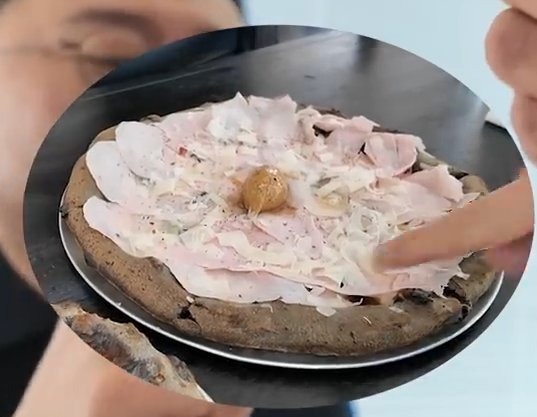 이짜 잠봉 30,000원. 차콜 도우에 잠봉, 건무화과, 헤이즐넛 버터를 올렸어요.