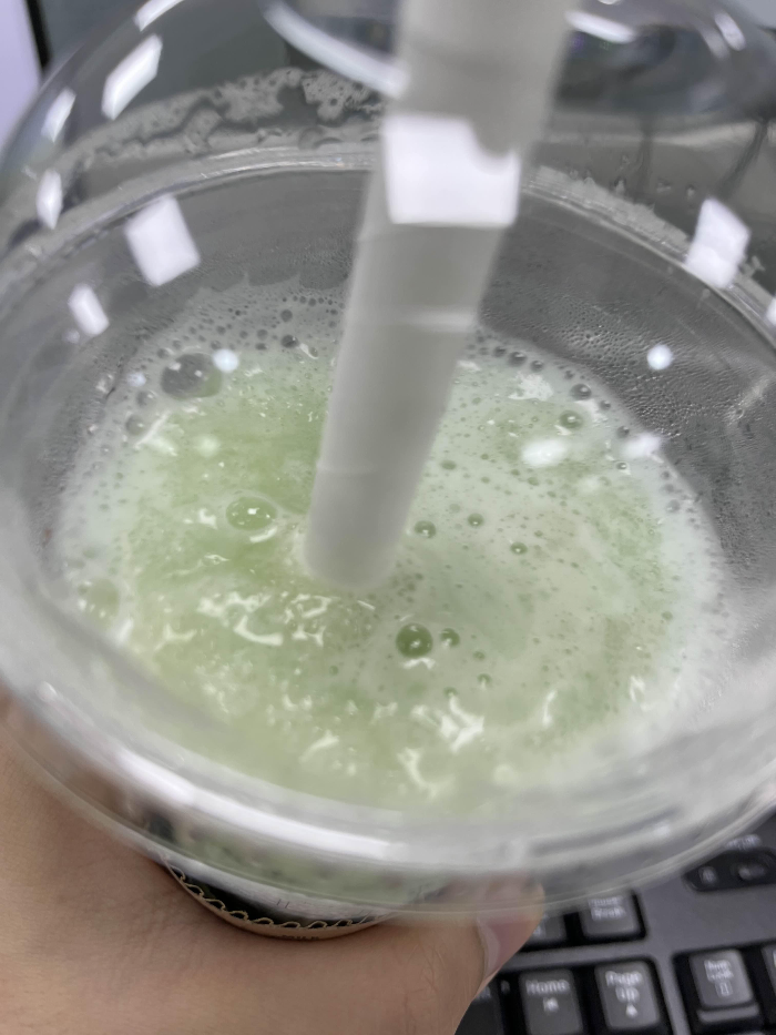 하얀 거품 생성중인 스벅 신상