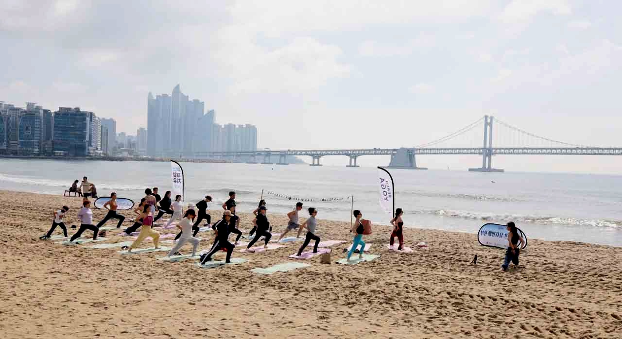 광안리 바닷가 앞에서 요가를 하고 있는 모습이다. [ⓒ네이버플레이스 하버요가&amp;무브먼트]