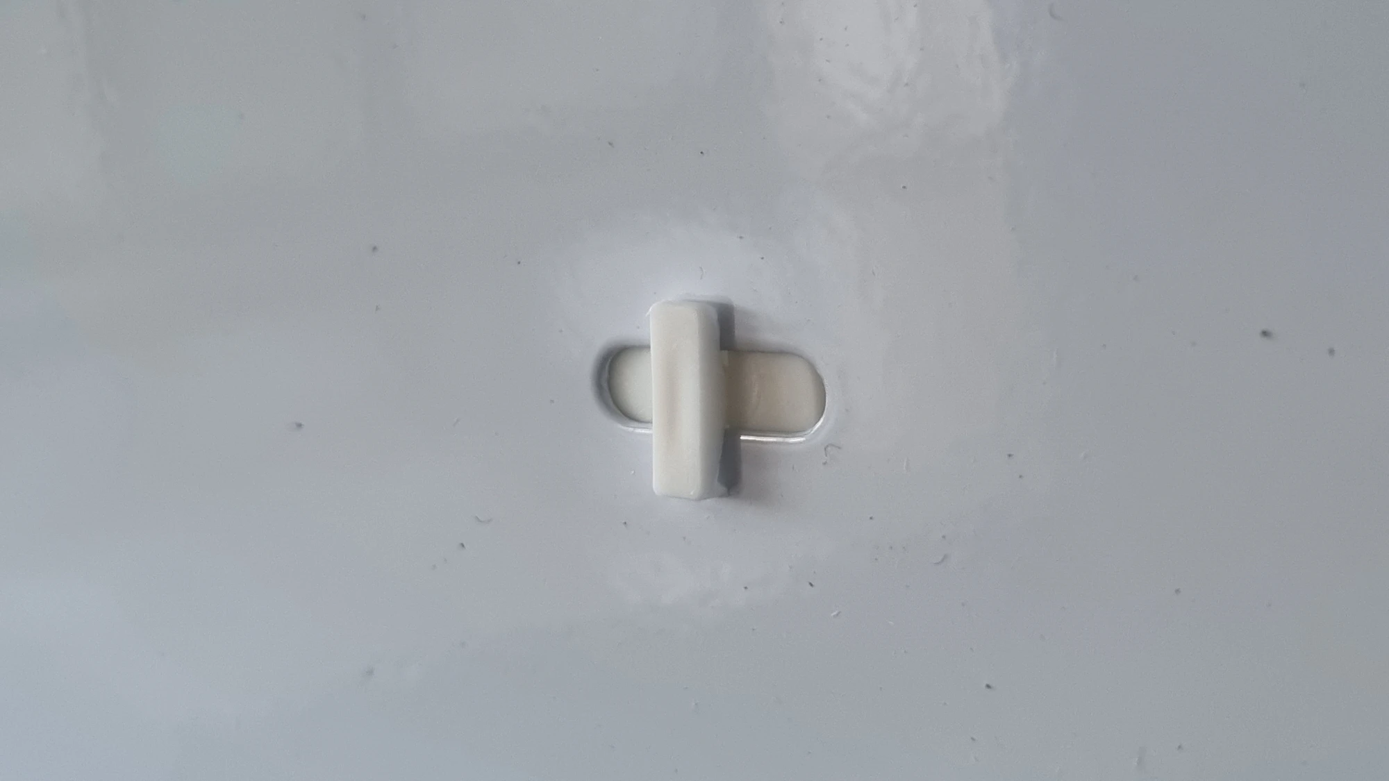 전등 위 부품 고정 모습