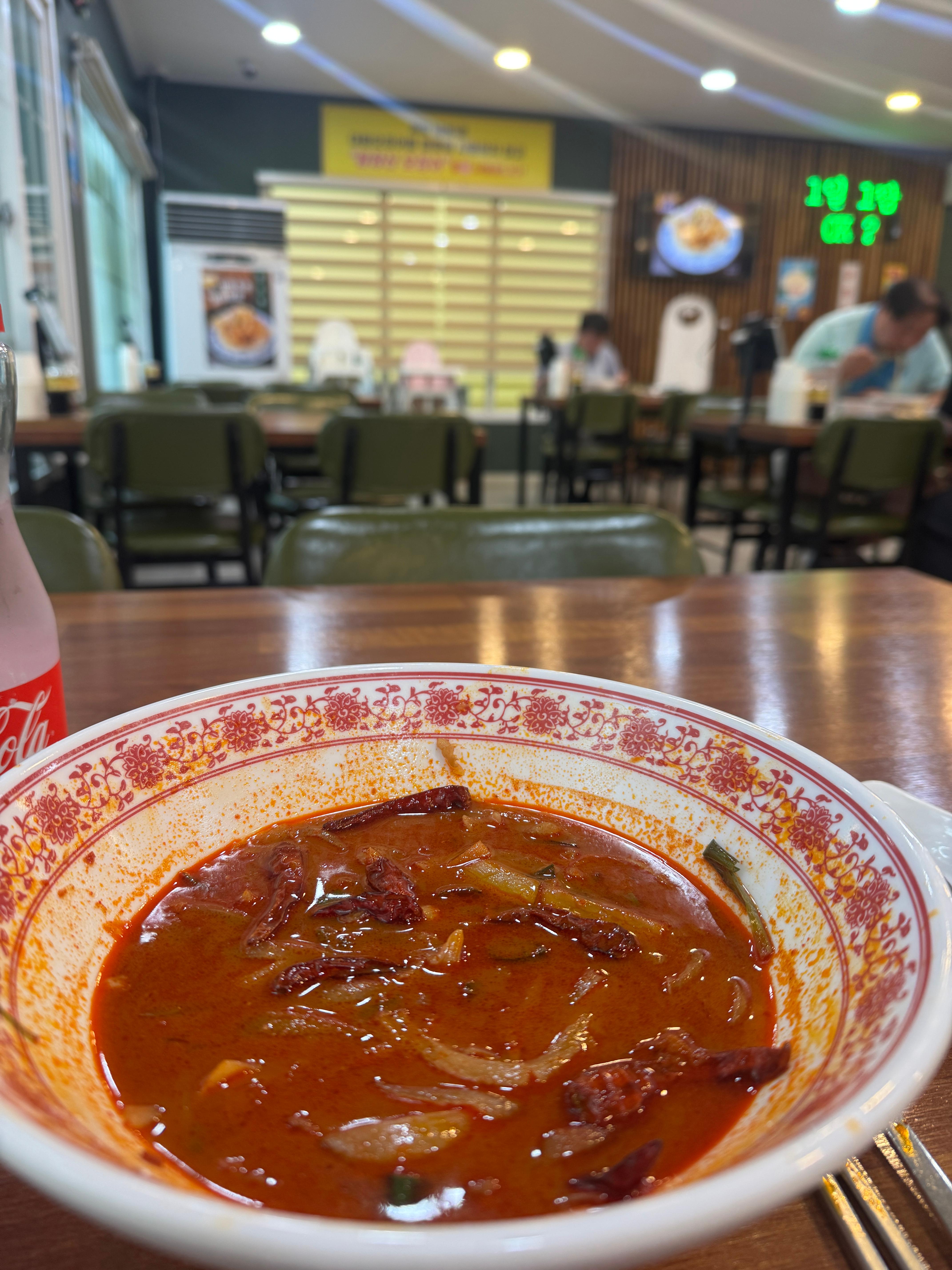 넘버1고기짬뽕 고추짬뽕 완뽕 사진 &ndash; 그릇에 국물만 남은 모습과 붉은 기운이 도는 진한 국물 색감