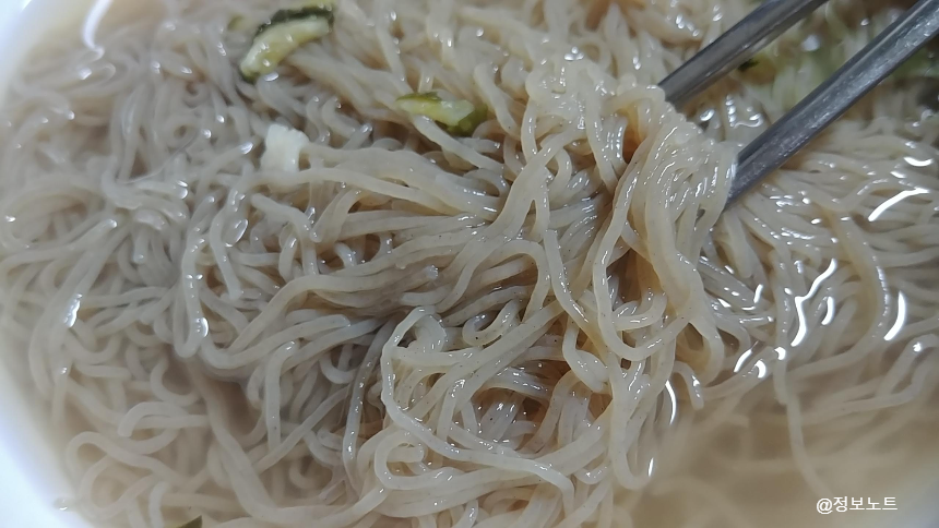 냉면을집은젓가락
