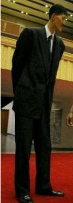 북한농구선수키235cm리명훈이양복입고서있는사진