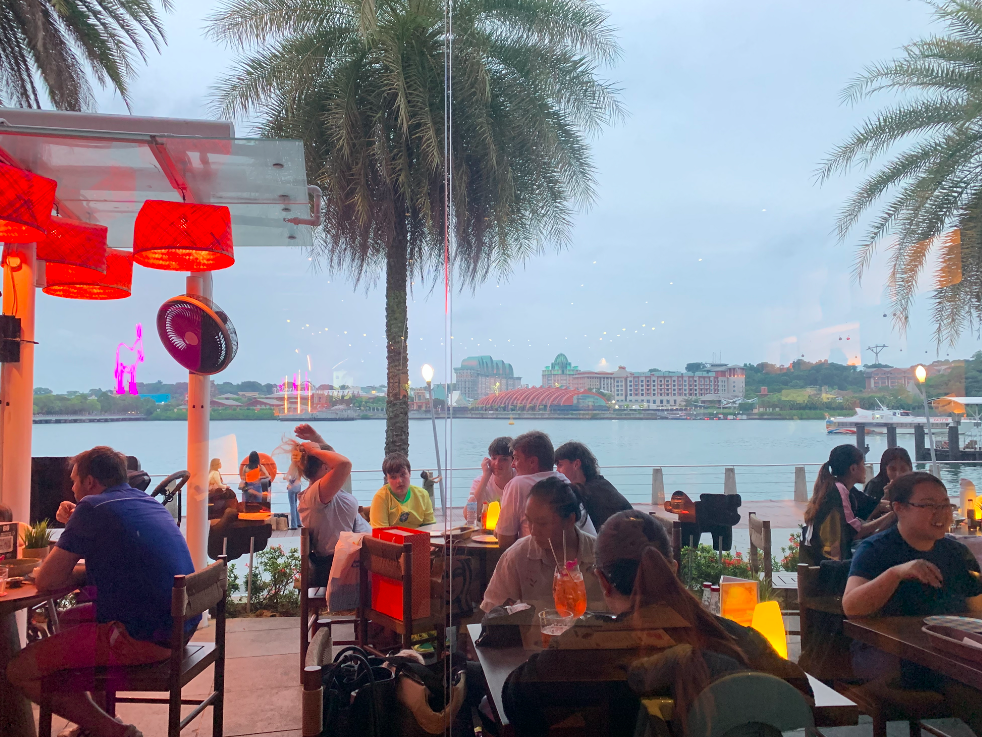 Bar와 야외 테이블