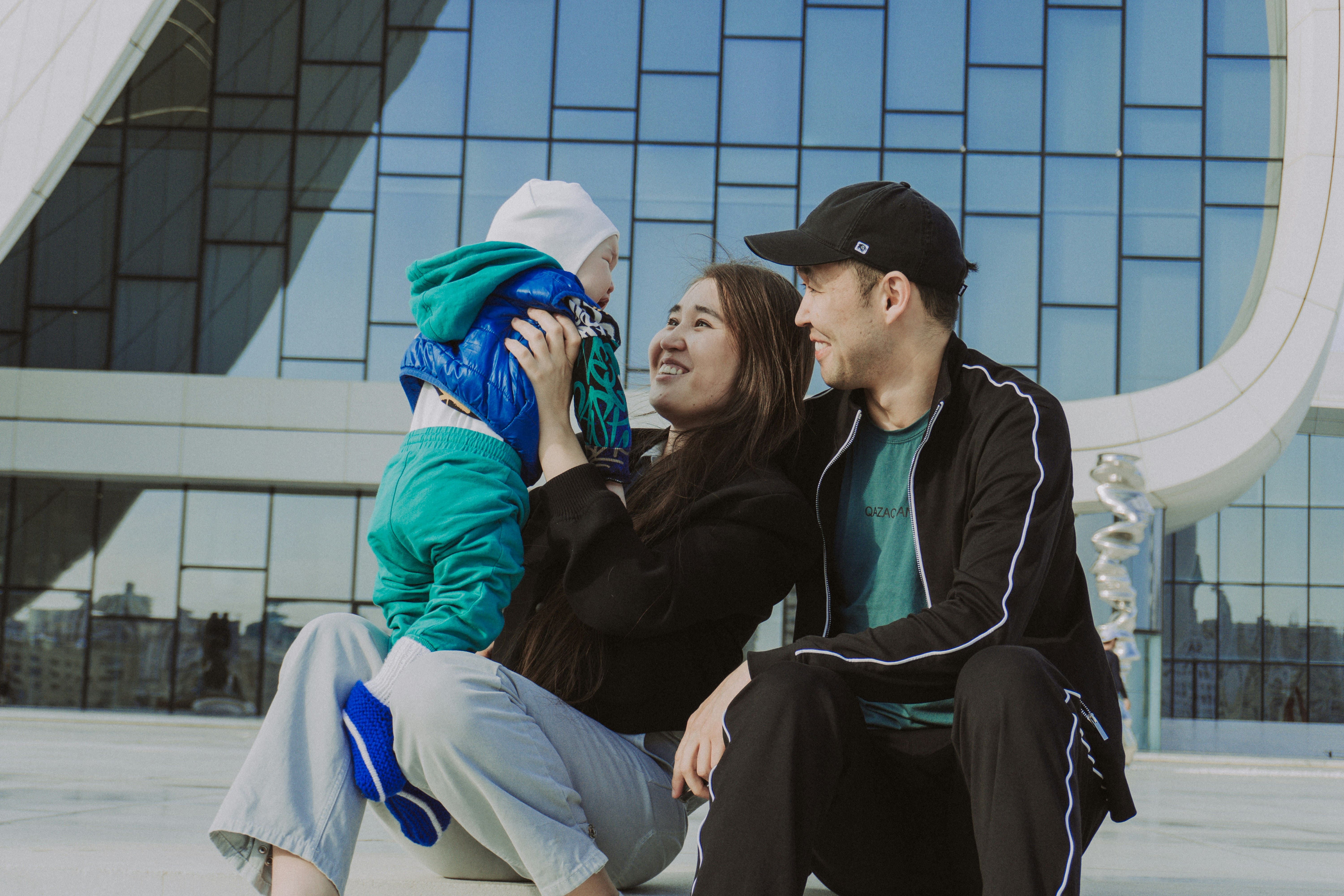 신생아 외출 언제부터? 안전한 첫 나들이를 위한 유모차, 아기띠 가이드