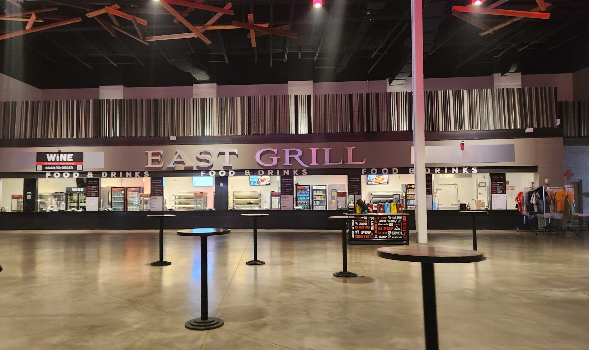 토요타 뮤직 팩토리 공연장 로비바