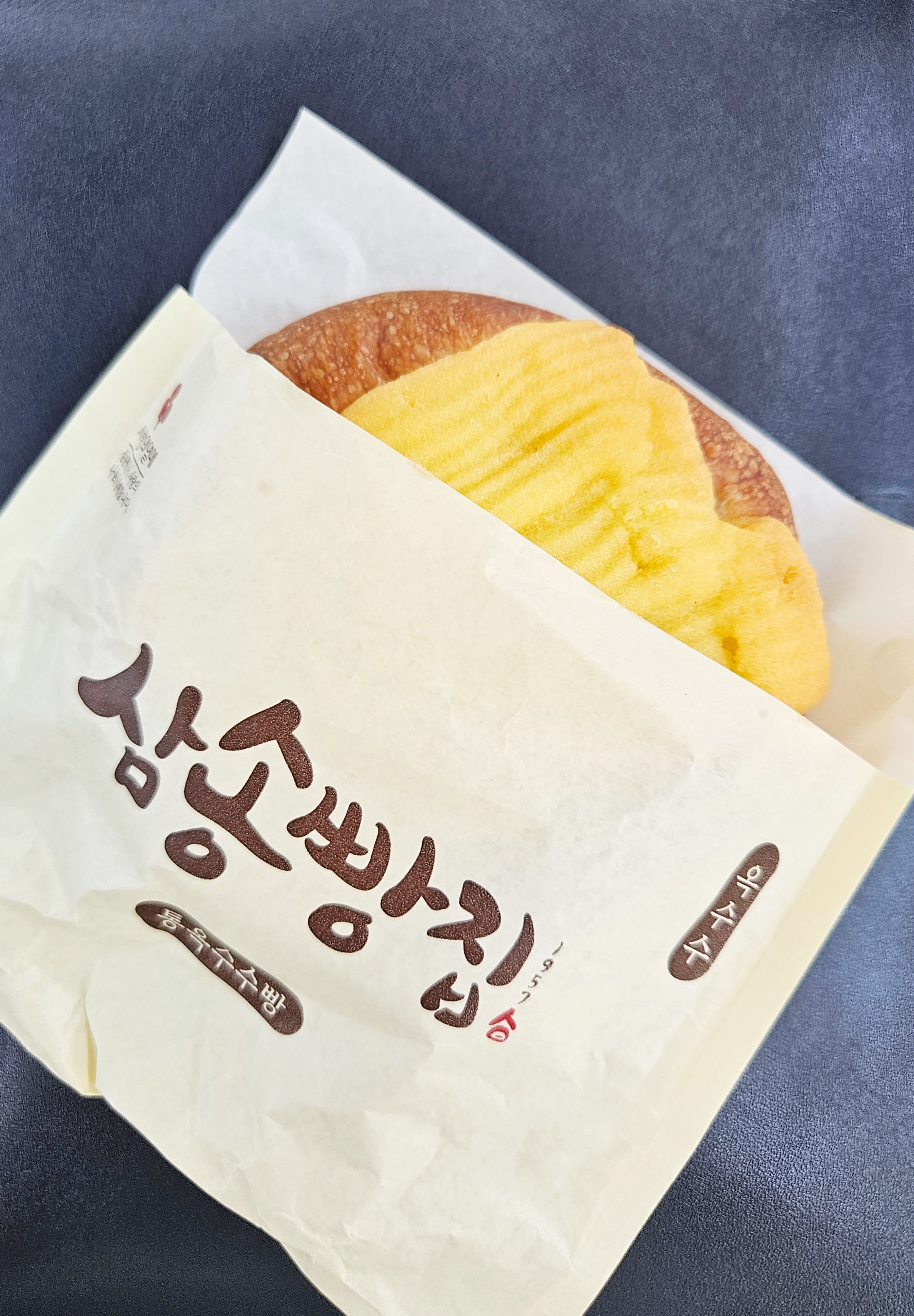 삼송빵집-포장지에 쌓여있는-옥수수빵