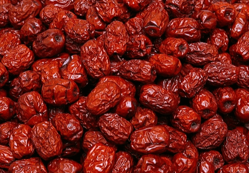 말린 붉은색의 대추들이 수북하다. 껍질이 쭈글쭈글하고 타원형이다.