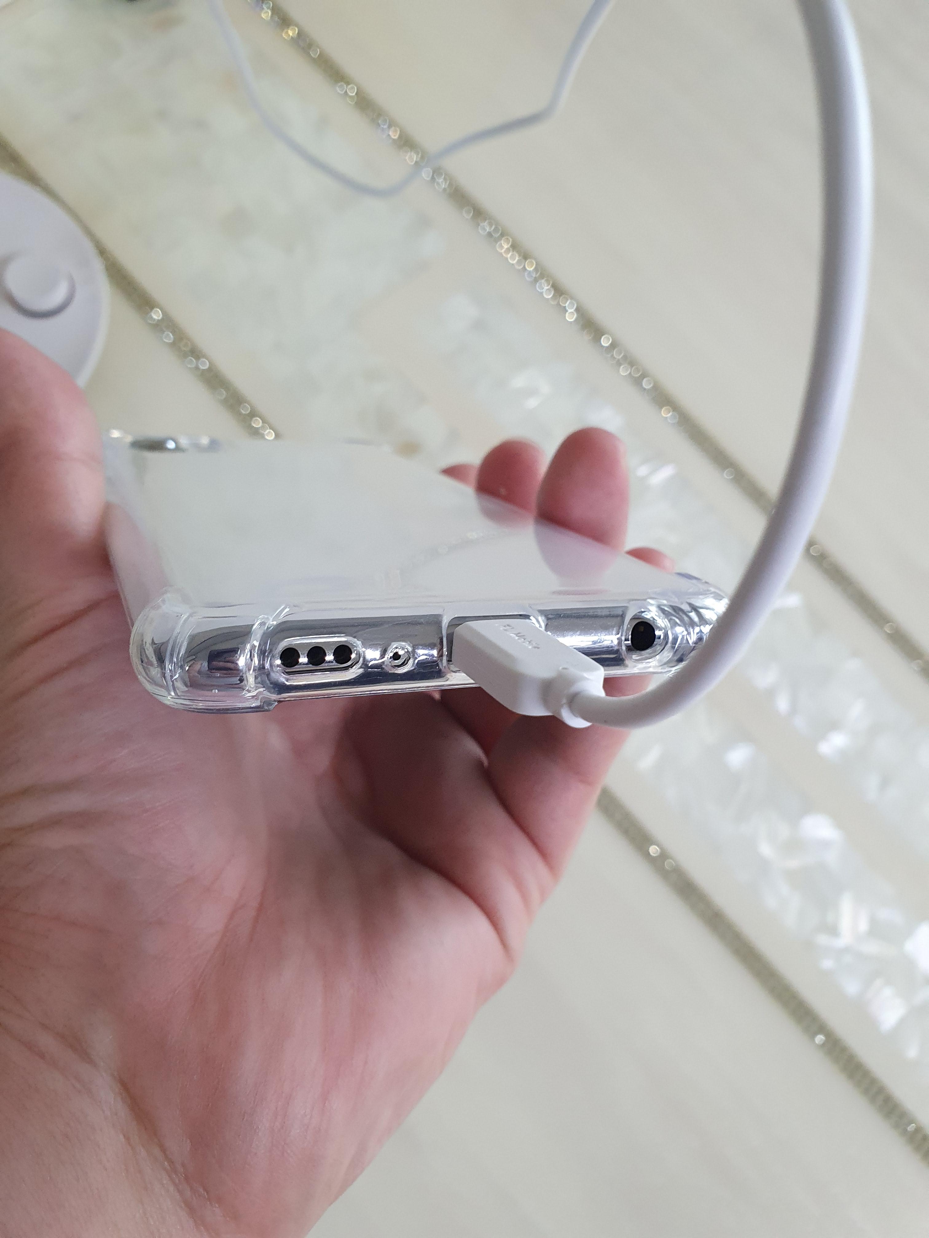 엘지스마트폰 Q92 가성비 젤리케이스 착용샷 하단 충전포트 부분