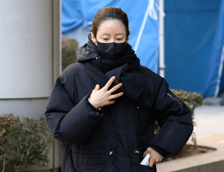 검은마스크를-쓴-채민서