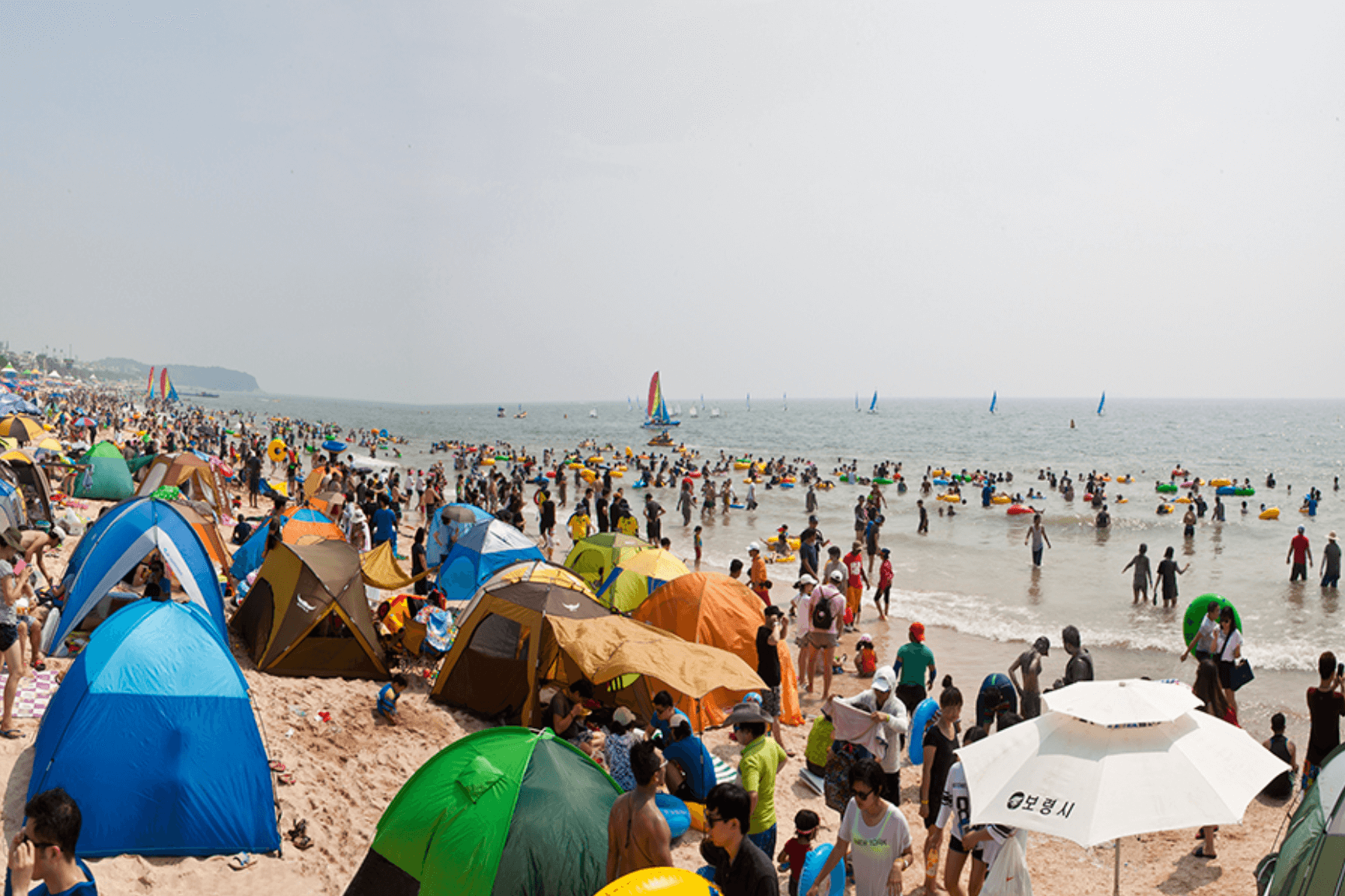 대천해수욕장은 매년 1천만 명에 육박하는 외지인의 방문2