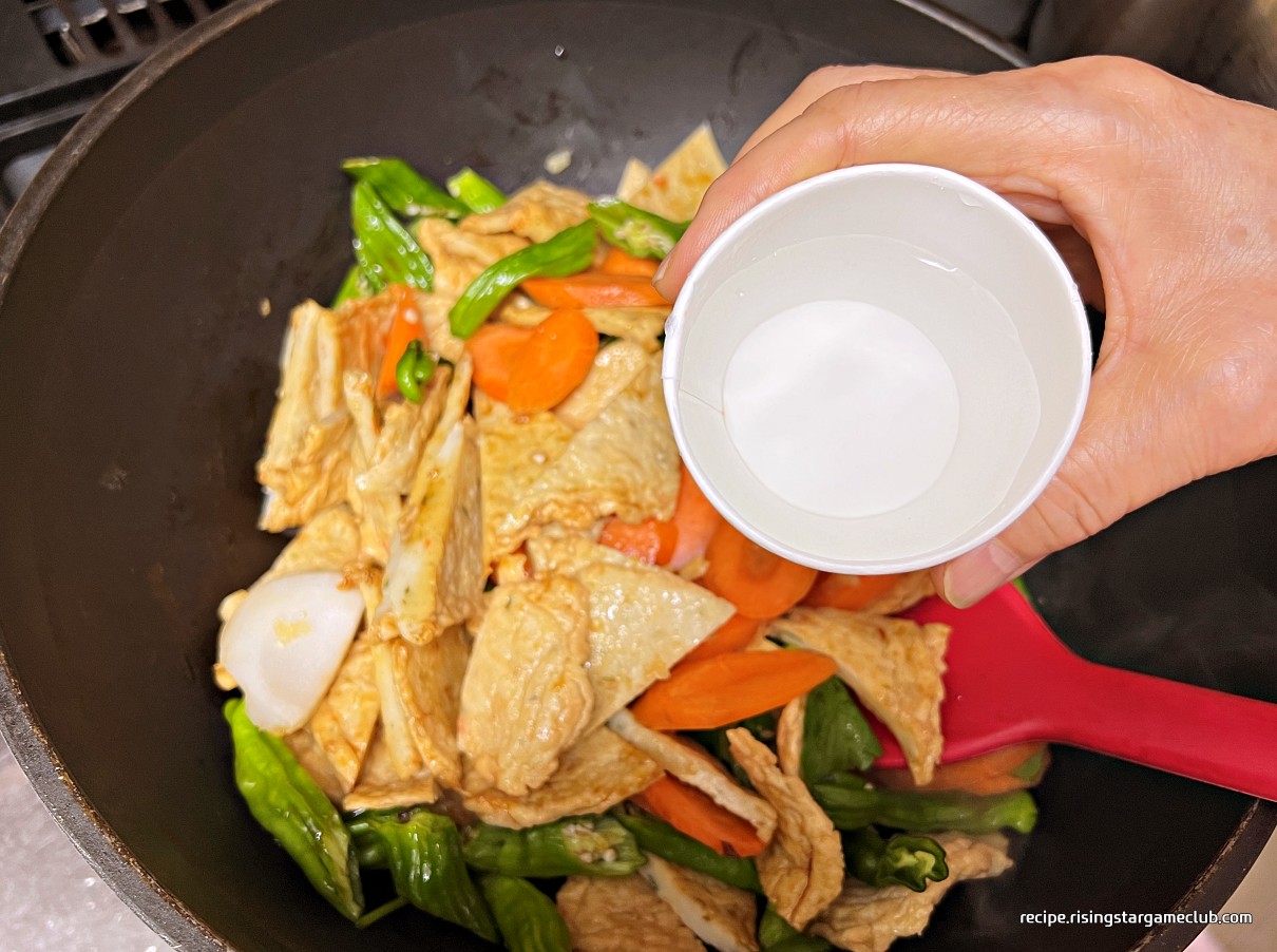 꽈리고추 어묵(오뎅)볶음에 물 2/3컵 넣기