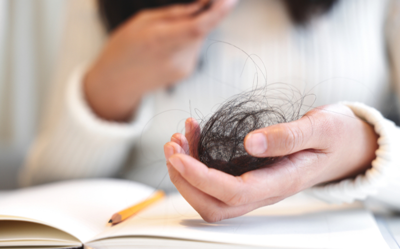 머리가 빠지는 현상 '탈모'