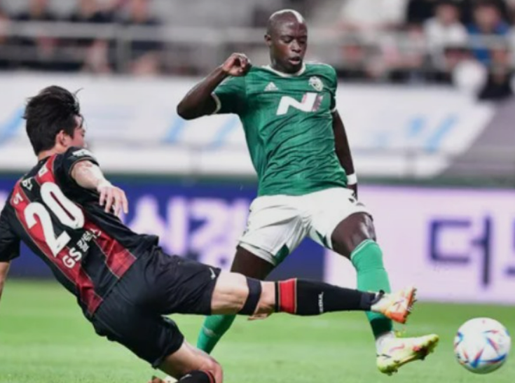 태클 시도중인 이한범 선수