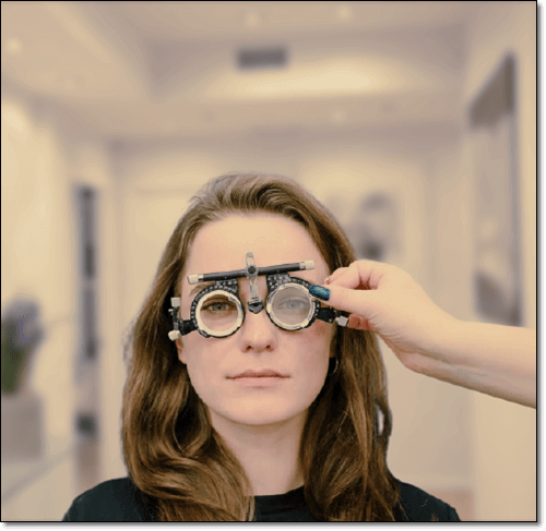 한쪽눈 흐릿한 증상이 있는 여성