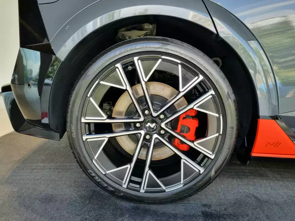 아이오닉 5 N 뒷바퀴입니다.