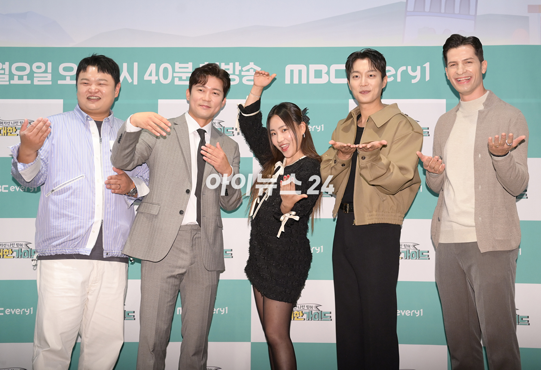 (왼쪽부터)배우 고규태-아나운서 김대호-가수 조현아-윤두준-방송인 알베르토 몬디가 16일 오후 서울 마포구 상암동 스탠포드호텔에서 열린 MBC에브리원 신규 예능 &#39;위대한 가이드&#39; 제작발표회에 참석하고 있다. [사진=정소희 기자]