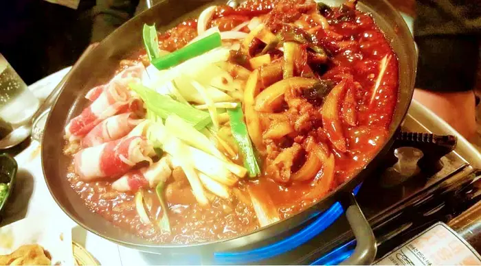 투데이 맛있는 메뉴 맛대맛 조개탕과 함께 즐기는 우삼겹이 들어간 매콤한 짜글이 국물 닭발 맛집 추천 부산 부산대역 부대 맛집
