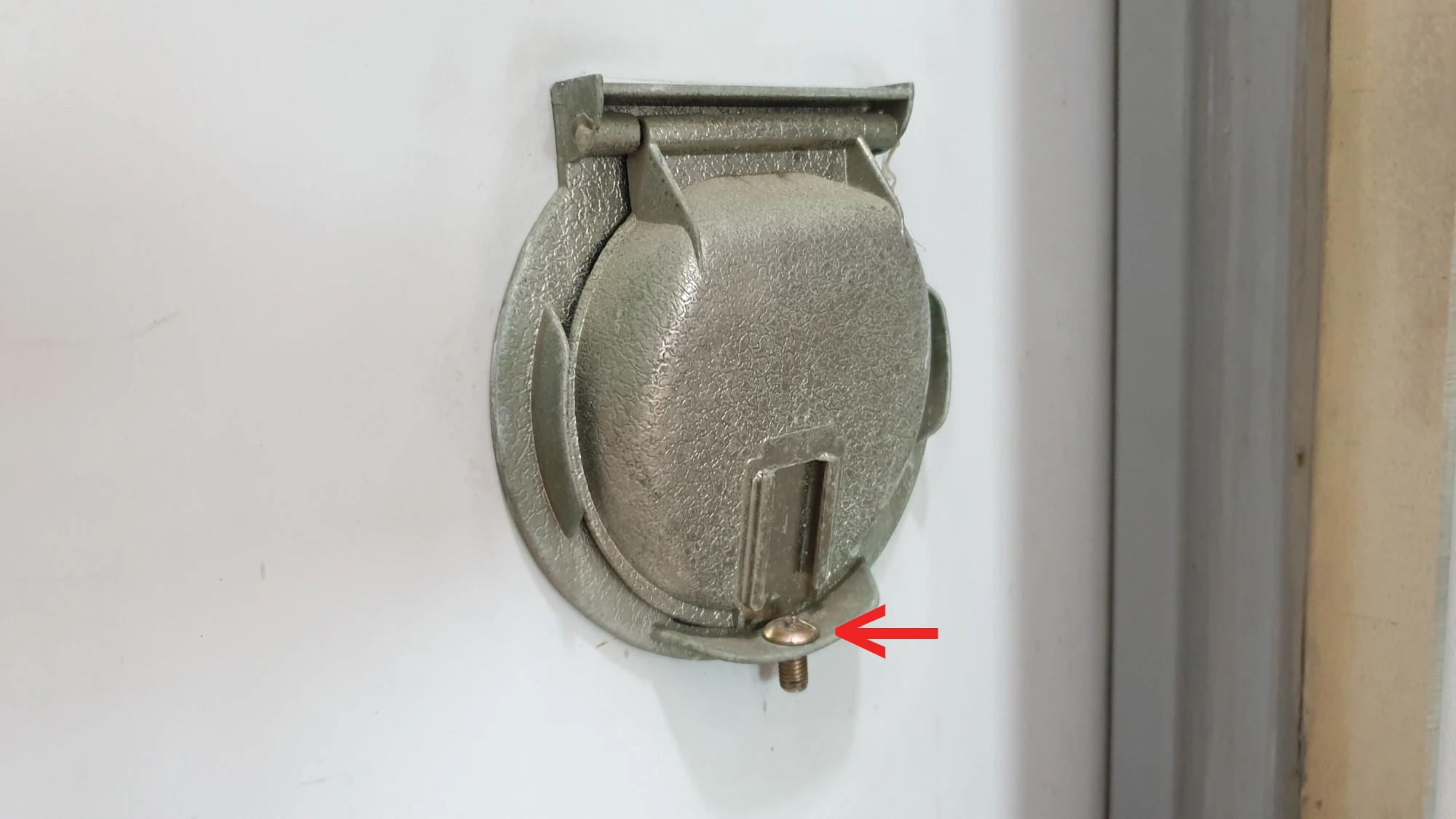 아파트 현관 우유투입구