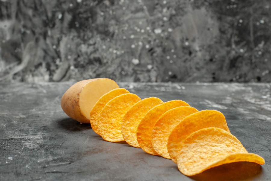 snack-party-friends-with-delicious-homemade-chips-potato-gray-background-900