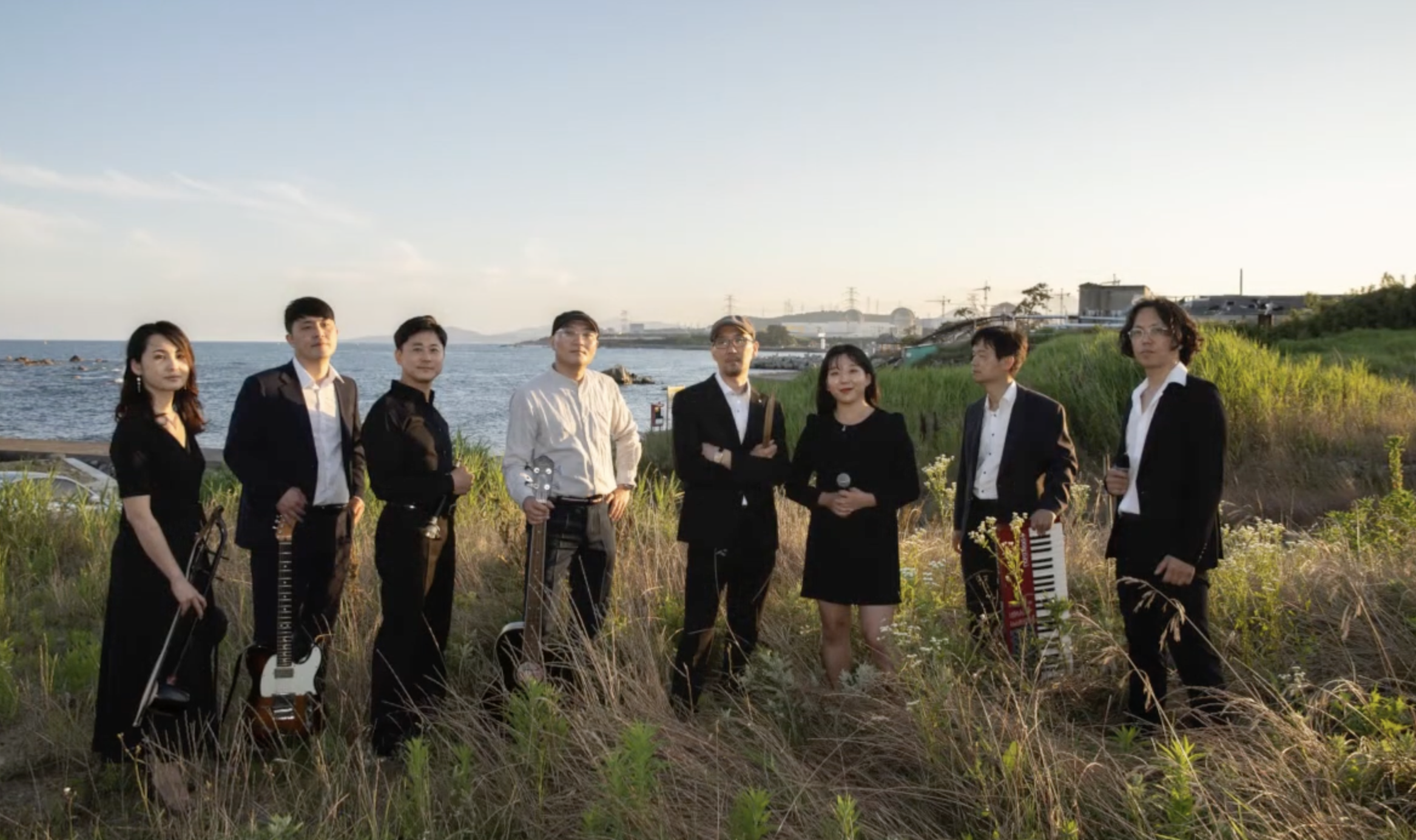 토다 밴드가 원자력 발전소 인근을 방문하여 찍은 사진입니다.