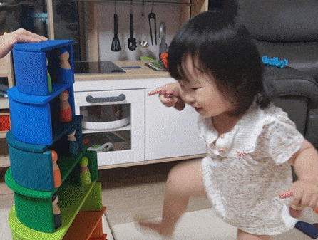 아파트 입주 완료 후&#44; 부실 공사 확인하는 아기 사진입니다.