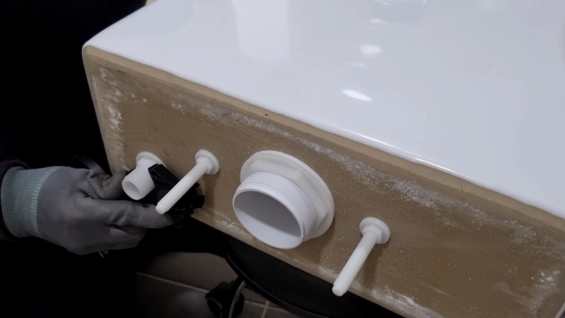 물탱크 밸브 고정 모습