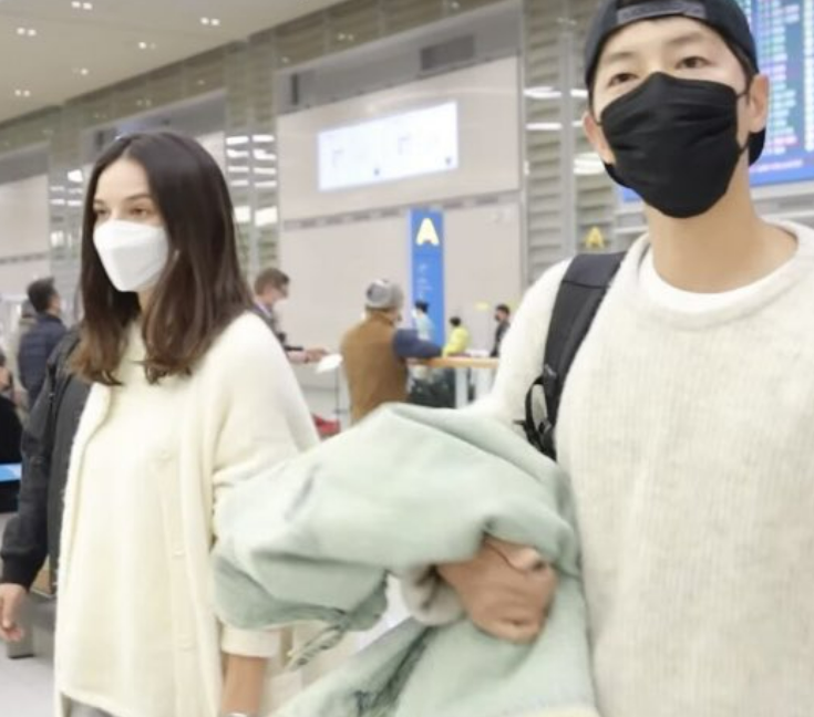송중기와 여친 공항에서 포착된 사진