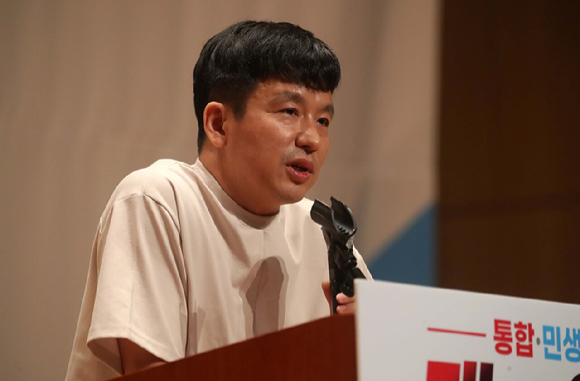 이지성 작가가 지난 2022년 8월 25일 충남 천안시 동남구 수신면 재능교육연수원에서 열린 2022 국민의힘 국회의원 연찬회에서 '대체되지 않는 정당을 만드는법'을 주제로 특강을 하고 있다. [사진=뉴시스]