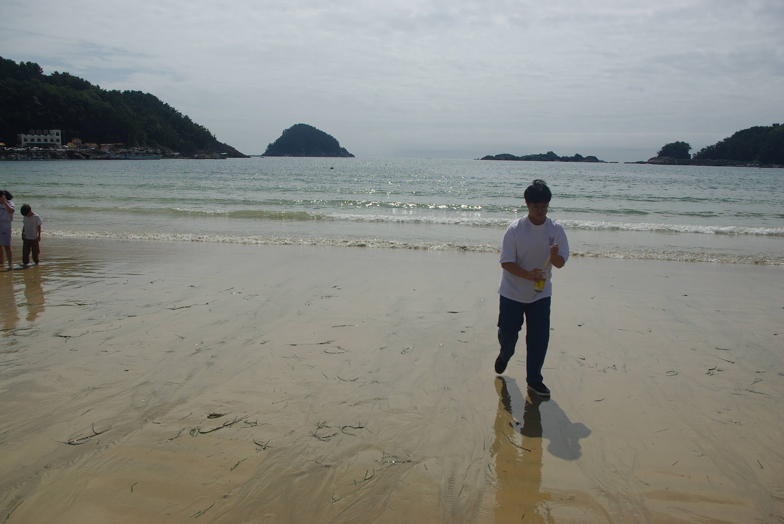 파도가 밀려오는 해변에서 행복한 시간