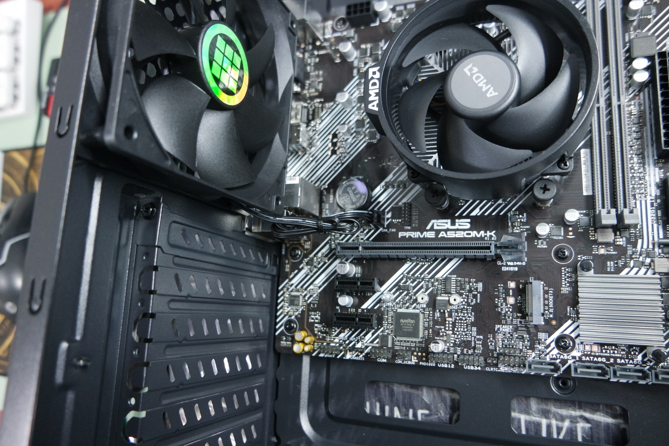 후면팬의 전원선을 메인보드에 결합하고 선정리를 하고 있습니다.