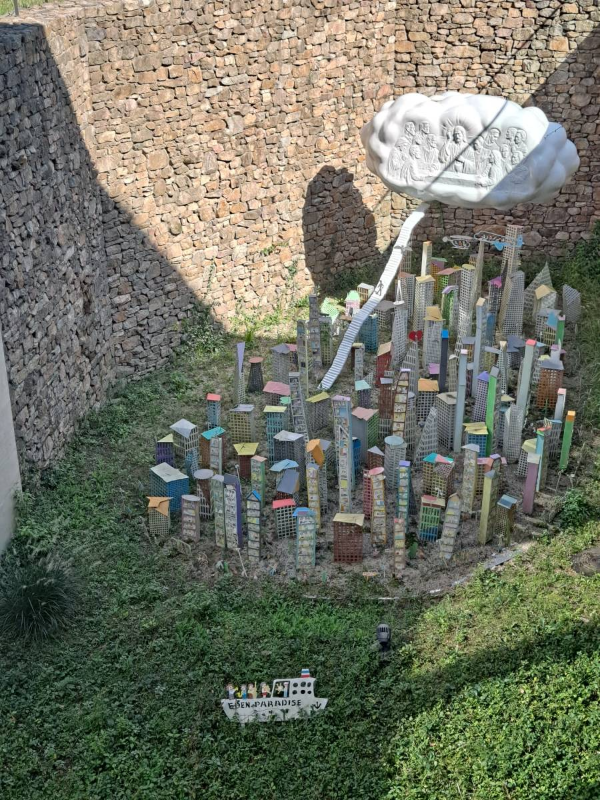 부활소망안식처 밖 조형물