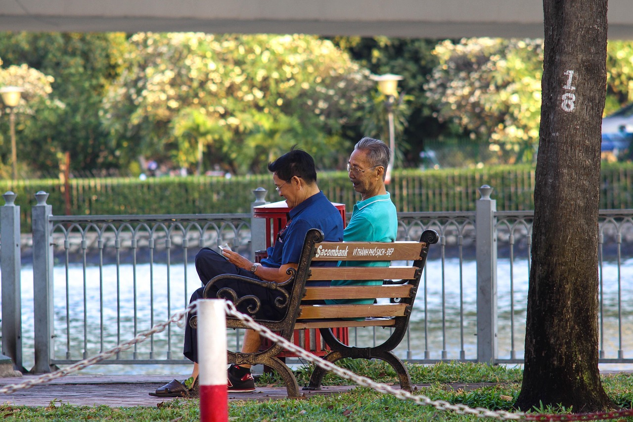 친구와 함께 이야기하는 사진
